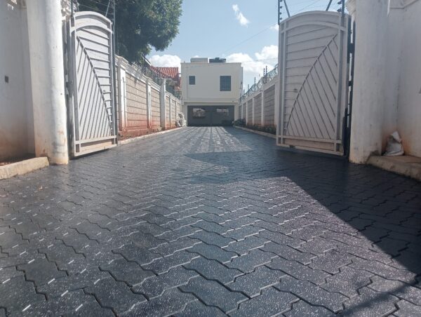 3D Zigzag Black Coloured Cabro Paving Blocks